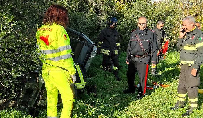 Trattore si ribalta, agricoltore muore schiacciato