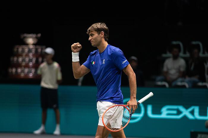 Italia vola in semifinale di Coppa Davis a Bologna: Cobolli-show, Berrettini soffre ma vince