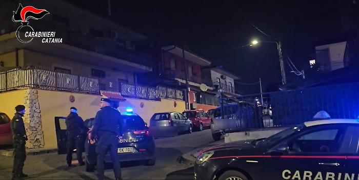 La droga, le estorsioni, le spedizioni punitive e il logo del Milan: tutti i particolari del blitz “Parco giochi” a Catania