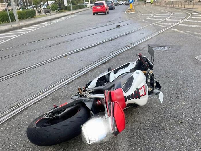 Investito da una moto mentre attraversa, in gravi condizioni un ragazzo di 19 anni