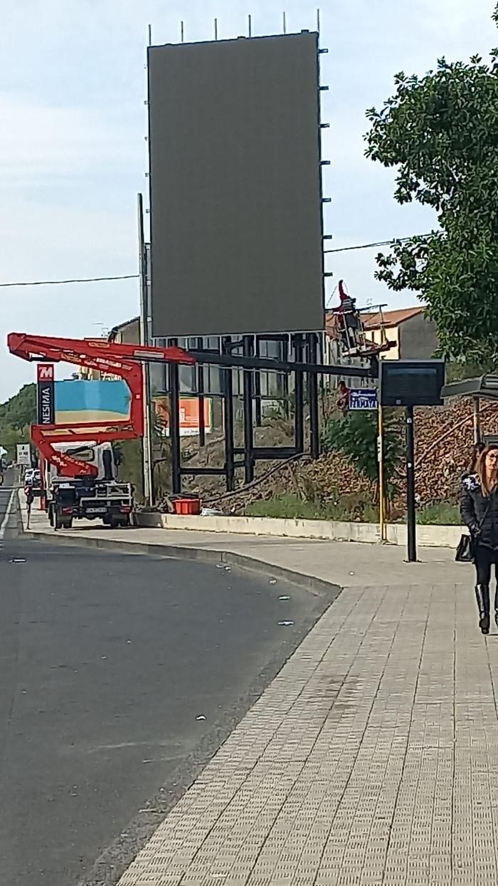 Cartellone pubblicitario accanto la Stazione Nesima