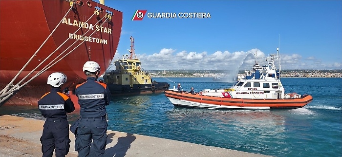 Mercantile in fiamme al porto di Pozzallo, ma era un'esercitazione