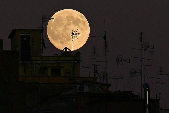 Tutti col naso all'insù: c'è la super Luna gigante la notte del 4 dicembre