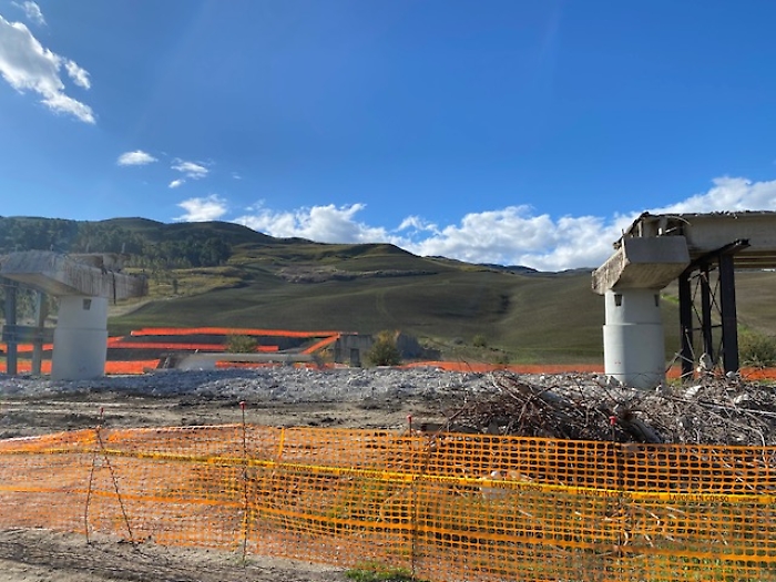 La campata gi&agrave; demolita del viadotto Cannatello
