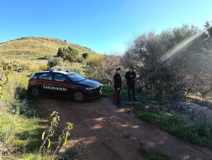 Smaltimento illegale in una discarica abusiva e rifiuti incendiati, indagati due uomini a Belmonte Mezzagno