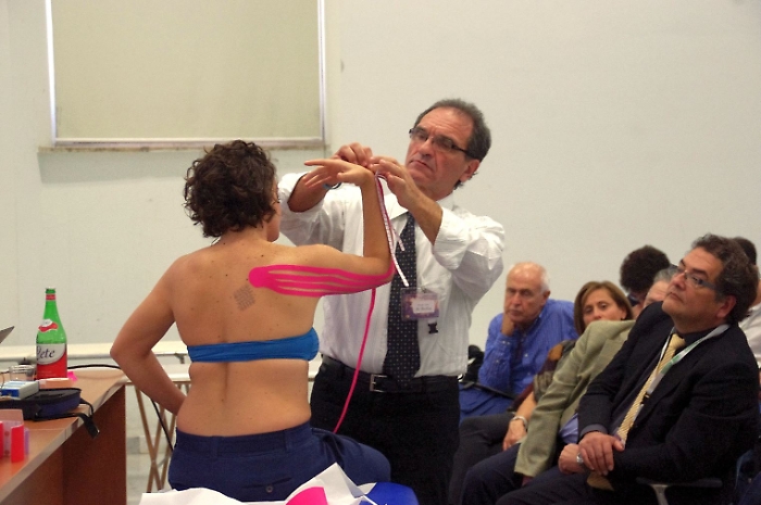 Rosario Bellia, un fisioterapista siracusano in India a fare formazione