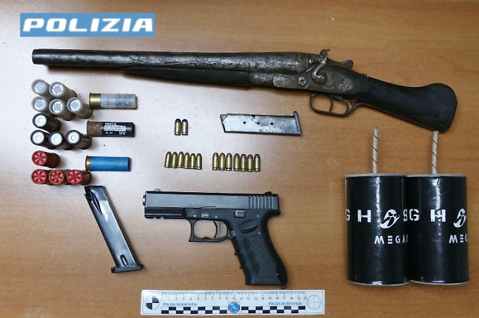 Acate, nella cucina aveva un deposito di armi: arrestato