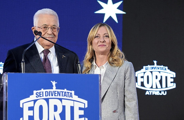 Ad Atreju, Meloni porta sul palco Abu Mazen: l’Italia si accredita come ponte nel Mediterraneo