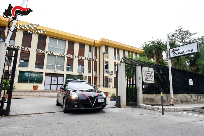 Gli annunci hot, la prostituzione della compagna e la partecipazione agli incontri sessuali: ecco cosa c'&egrave; dietro l'arresto di un 57enne