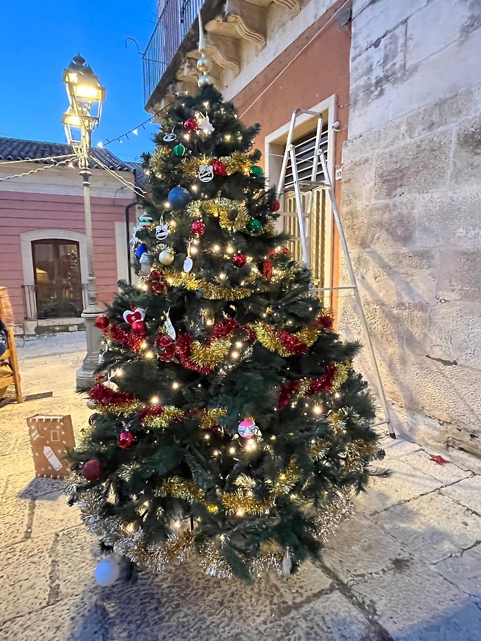 I ladri del Natale a Comiso, ma la comunit&agrave; lo fa subito rivivere