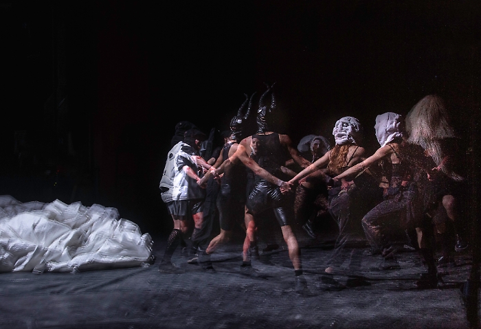 Lo spettacolo Karrasekare