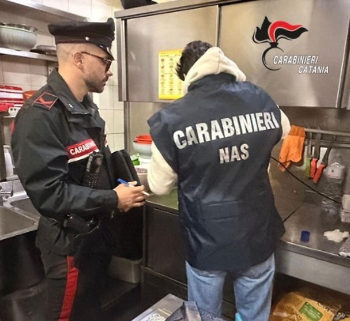 Alimenti conservati a rischio di contaminazione in un bar di Randazzo:  multato il titolare