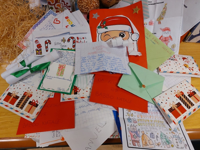 &laquo;Caro Babbo Natale&raquo;, i desideri su pace, salute e ambiente nelle letterine dei bambini di Palermo