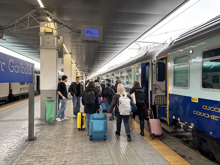 Il nostro viaggio con cinquecento siciliani a bordo del Sicilia Express