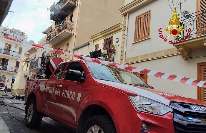 Paura per un incendio in un appartamento a Santa Flavia, famiglia in salvo