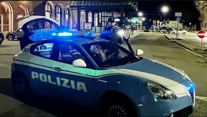 Aggressione choc in centro a Montecatini: uomo pestato e accoltellato davanti ai passanti