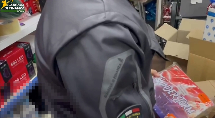 Circa 200 kg di fuochi d'artificio illegali trovati in due negozi del Catanese: sequestrati