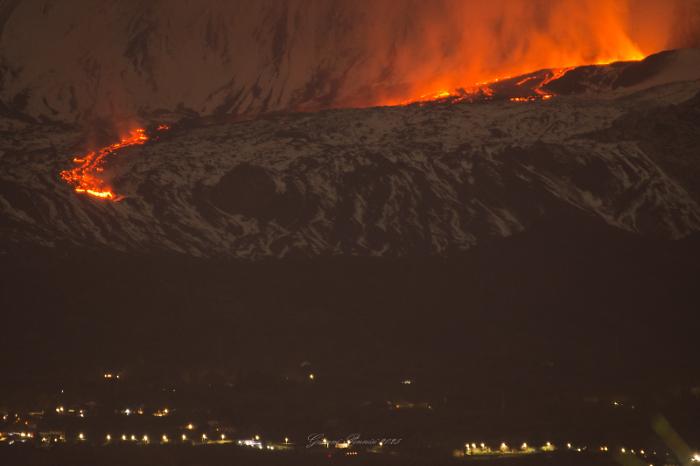 Anche l'Etna fa i botti di Capodanno; un bagliore, una nuova frattura a bassa quota e poi un'ampia colata lavica