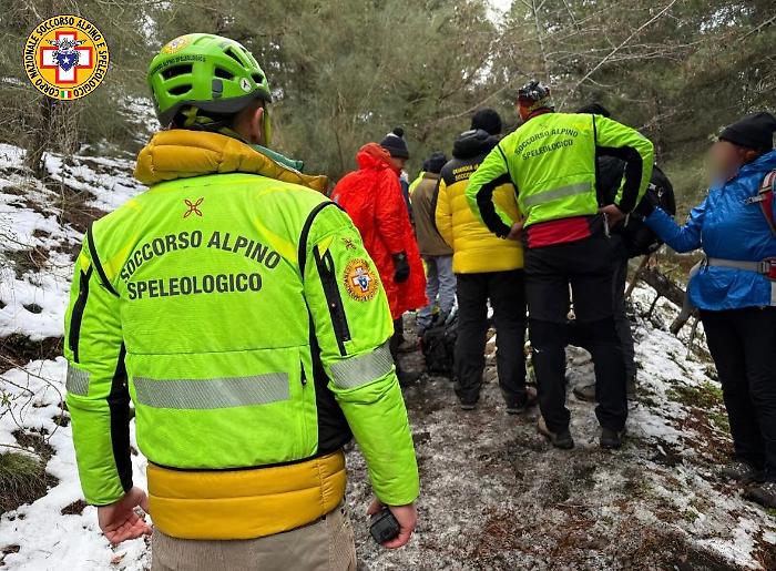 Turista colto da infarto durante escursione sull'Etna: inutili i tentativi di rianimazione, morto sul sentiero  di Monte Gemmellaro