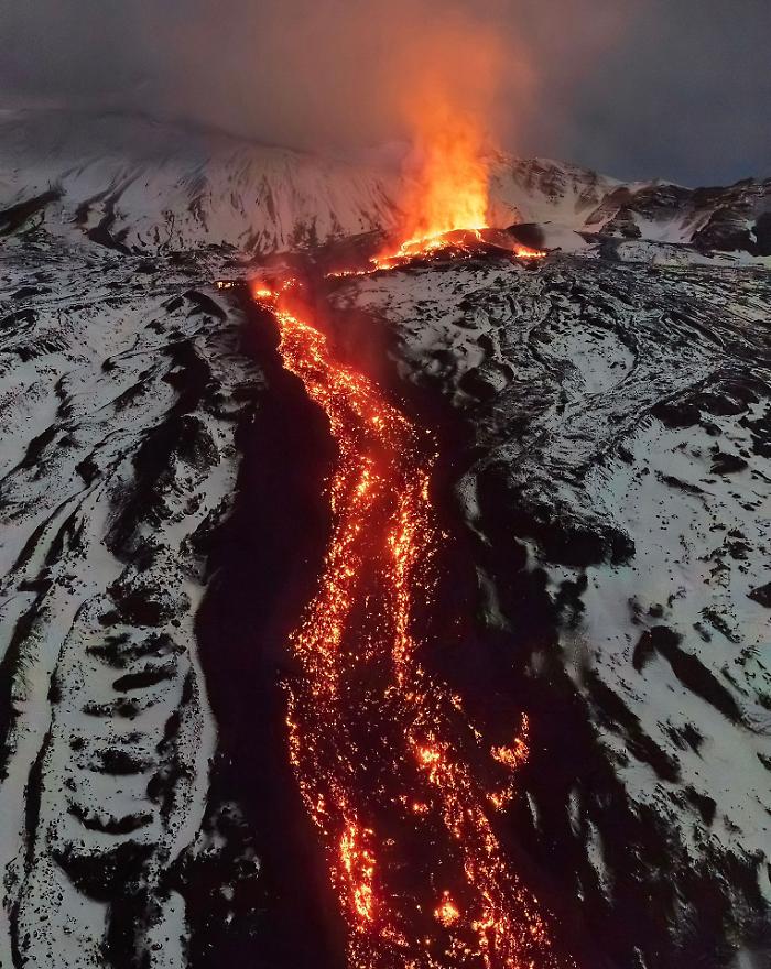 Etna, occhi sulla colata  nella Valle del Bove: Milo chiude la strada di Pietracannone e scatta l'allerta per i visitatori &laquo;non equipaggiati&raquo;