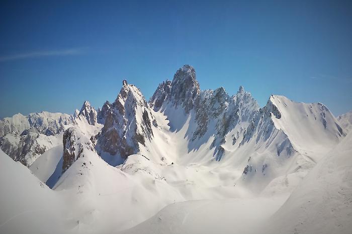 Valanga travolge quattro escursionisti nel Cuneese: un morto, due persone in gravi condizioni. Soccorso alpino sul posto