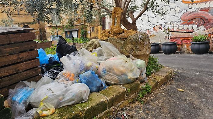 Vasta area del centro storico di Agrigento ridotta a discarica