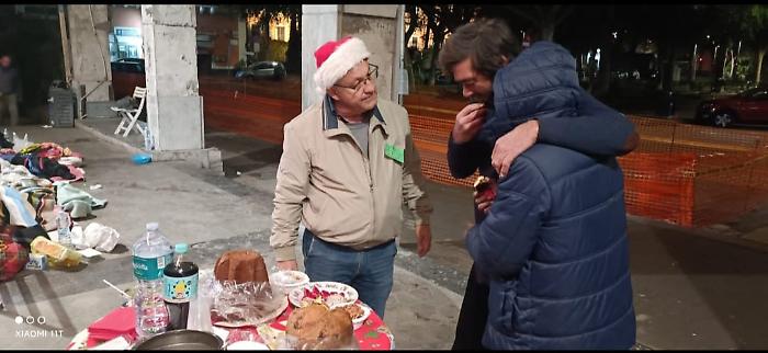 Volontari festeggiano il Natale con i senzatetto
