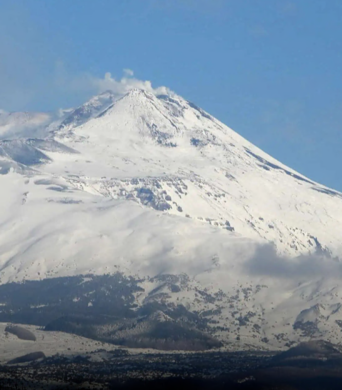 Etna, si chiude l&rsquo;ultima fase eruttiva: Vona torna verde e aeroporto di Catania operativo