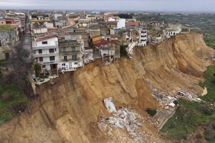 Niscemi, le case lungo il costone continuano a sbriciolarsi: gi&ugrave; una palazzina di tre piani