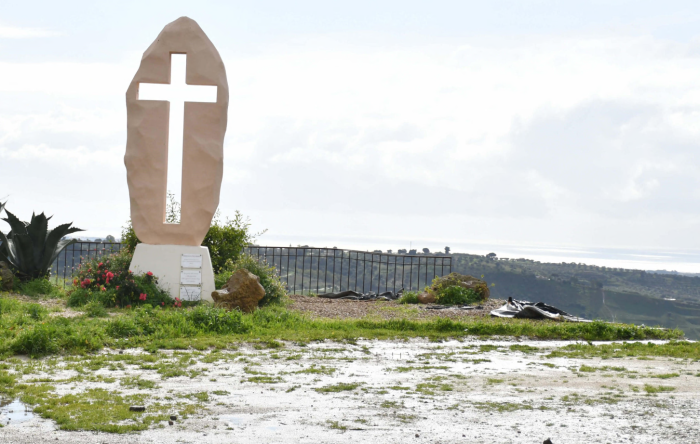 La croce che sfida la frana: il simbolo della resistenza di Niscemi
