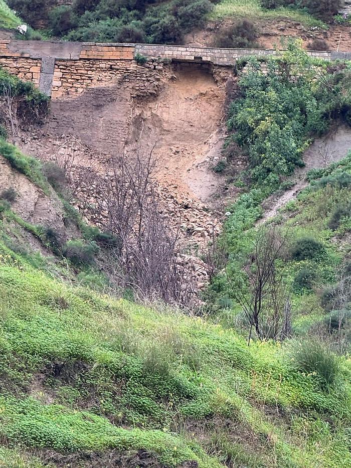 Un altro territorio scricchiola in provincia di Caltanissetta: piccola frana sotto la chiesa di San Rocco a Butera, Sp8 chiusa