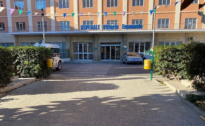Blackout ascensori all'ospedale Vittorio Emanuele di Gela: gravidanze, oncologici e anziani costretti a quattro rampe di scale