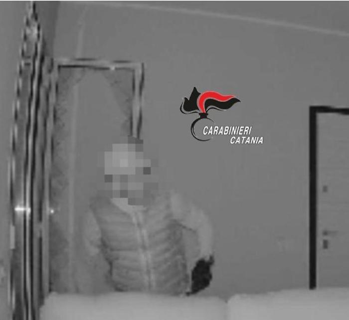 Segue "in diretta" l'ingresso di un ladro in casa mentre guarda la tv: ecco come li ha fatti arrestare 