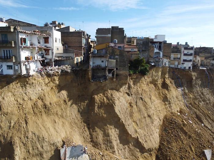 Pian piano si torna alla normalit&agrave; a Niscemi: vigili del fuoco avviano il recupero nelle abitazioni vicino alla frana