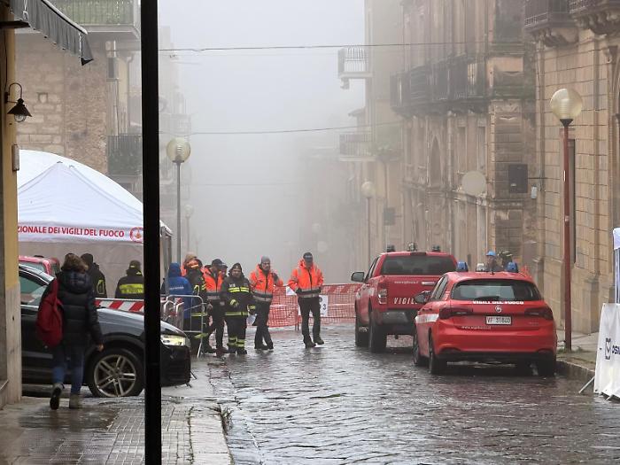 Niscemi, Schifani in visita nel paese avvolto dalla nebbia: piove da 14 ore e slitta il completamento del bypass stradale