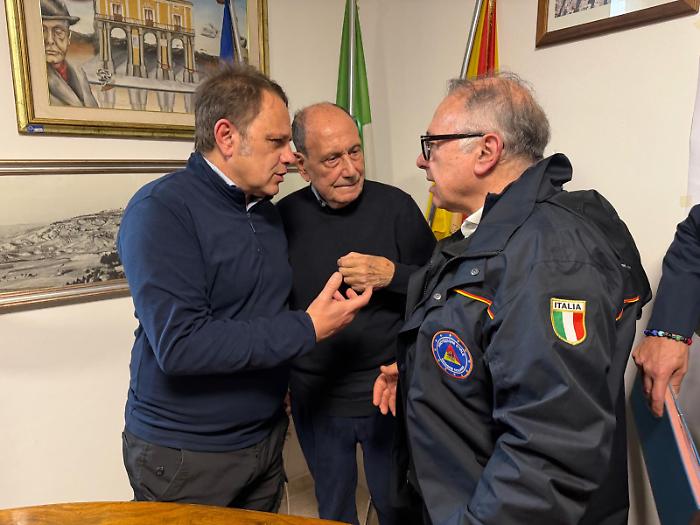 Schifani a Niscemi per replicare dopo l'alluvione in Emilia Romagna: aiuti immediati e case per le famiglie travolte dalla frana