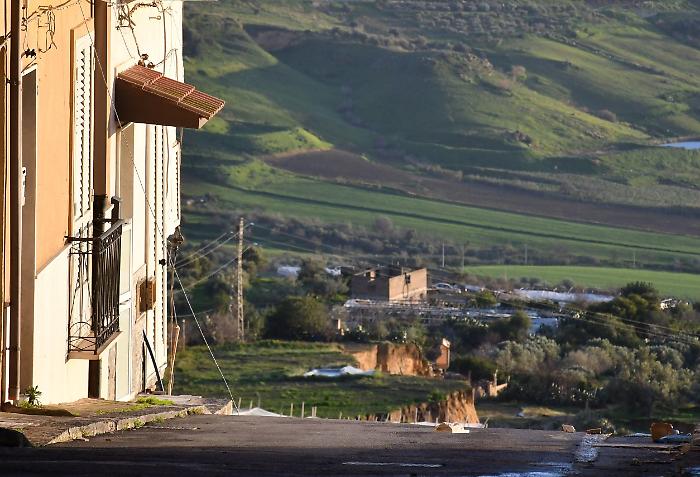 Frana a Niscemi, scattano i sigilli anche lungo la SP 11: sgomberate tre famiglie e due attivit&agrave; commerciali