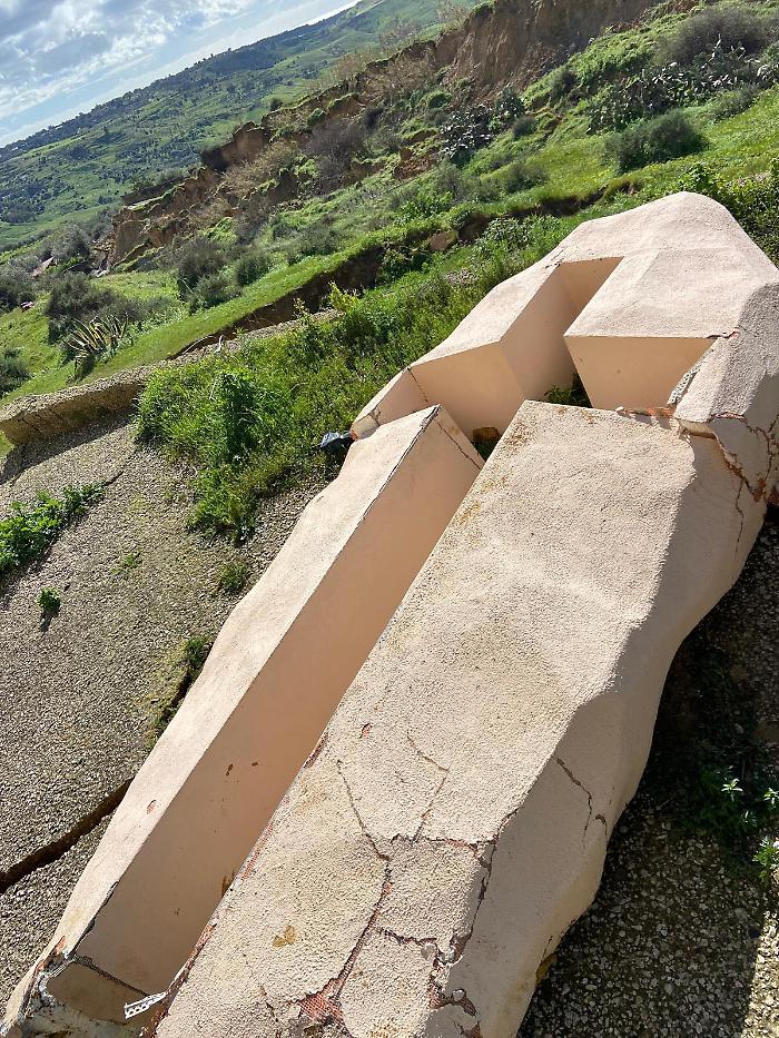 A Niscemi riparte la speranza: recuperata la croce rotta in pi&ugrave; parti