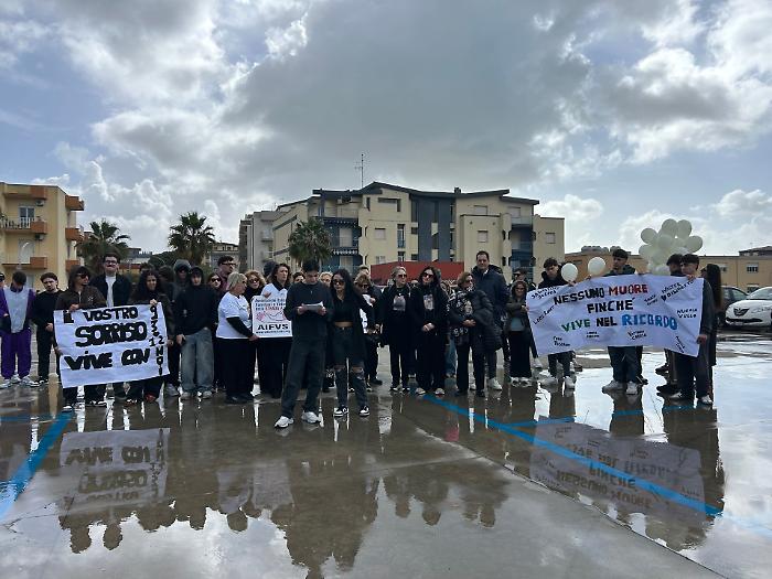 Vite spezzate sull'asfalto: studenti e famiglie in piazza per dire basta