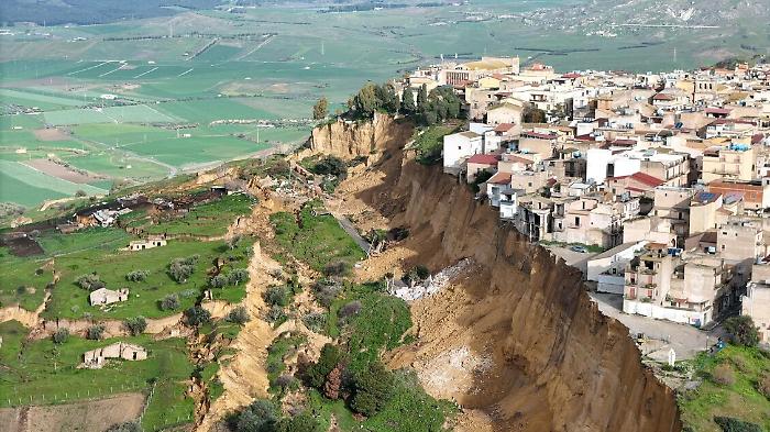 Niscemi, un mese dopo la frana i primi 800 euro per 78 famiglie sfollate