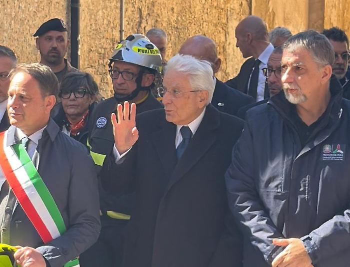 A Niscemi arriva il presidente Sergio Mattarella: la visita a sorpresa del Capo dello Stato agli sfollati