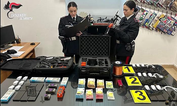 Drone, 18 cellulari e 300 grammi di hashish: bloccato il tentativo di rifornire il carcere di Caltanissetta