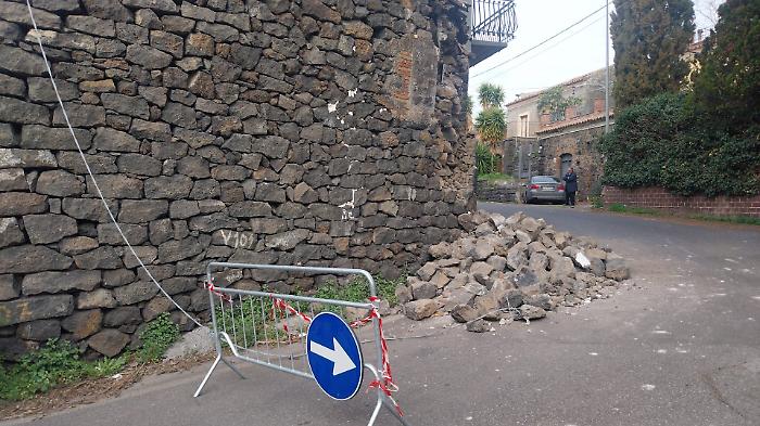 A Ragalna epicentro del terremoto crollano alcuni muretti a secco: danni in Municipio e alla chiesa 