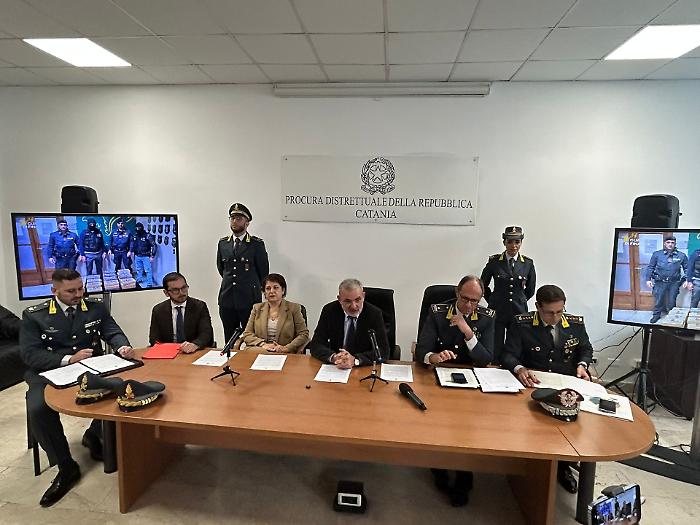 Amministrazione giudiziaria per Est: indagini su legami con clan e traffici di cocaina nei porti siciliani