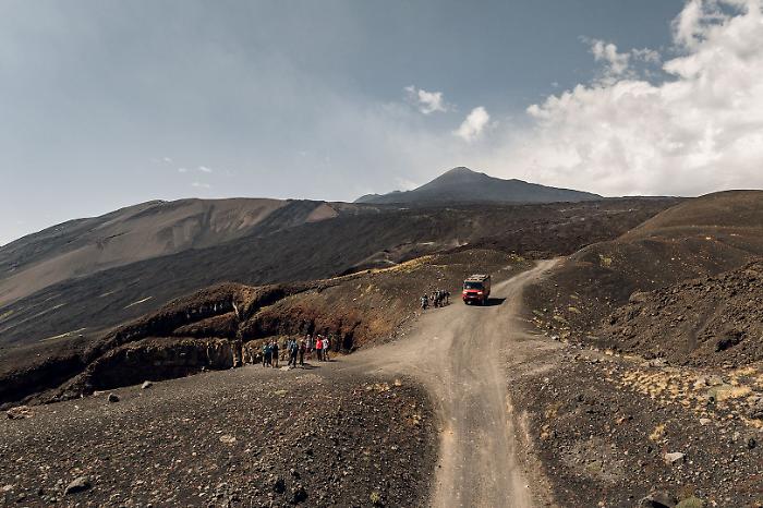 Etna Nord, inizia la pulizia della pista per quota 3mila. Ma per le escursioni in fuoristrada si attende il via libera del Parco