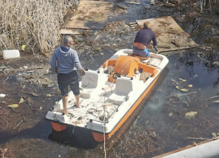 Marina di Modica, il gesto solitario di un imprenditore per salvaguardare il laghetto della frazione