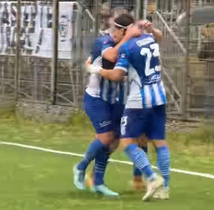 I giocatori del Gela festeggiano dopo il gol