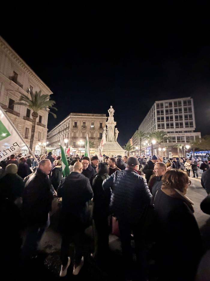 La festa del fronte del "S&igrave;" nelle piazze di Palermo e Catania: &laquo;Una risposta al modo in cui la destra costruisce il consenso&raquo;