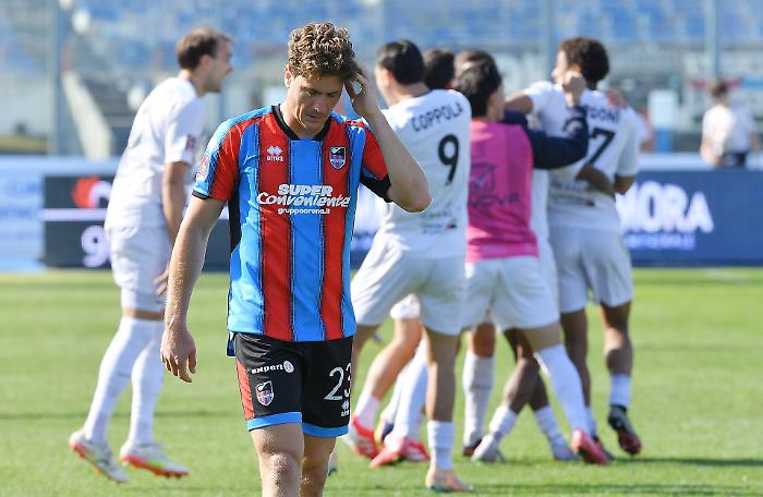 Il Catania s'&egrave; smarrito: fischi, maglie a terra e zero certezze. &laquo;Senza dignit&agrave;&raquo;