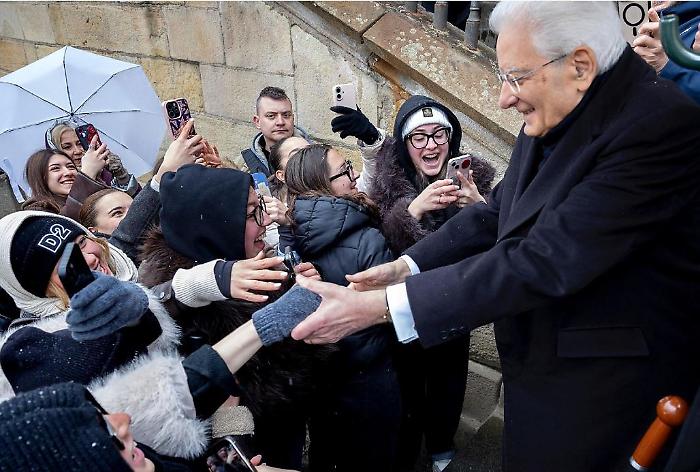 Mattarella sul Ponte Carlo, tra neve leggera e Inno di Mameli: a Praga il momento pi&ugrave; inatteso della visita ceca